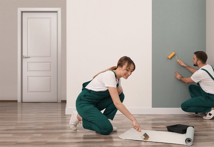 Межкомнатная дверь установленная до поклейки обоев