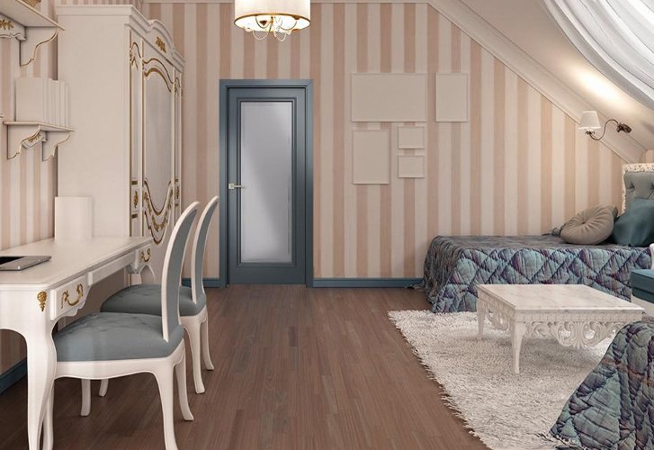 Межкомнатная дверь в интерьере с полосатыми обоями