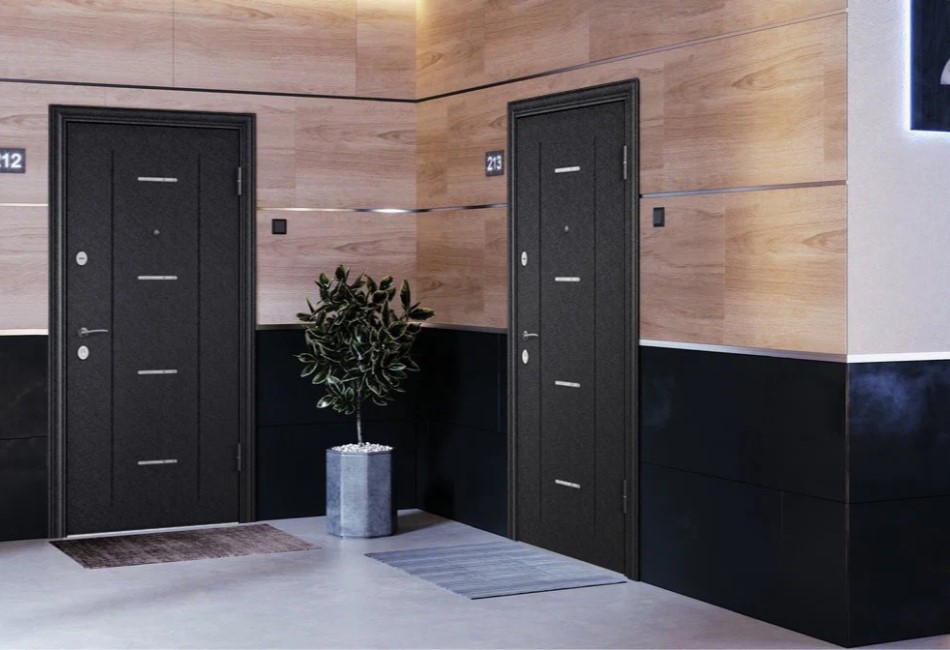 Входная дверь Delta PRO в экстерьере многоквартирного дома. Отделка Полимерно-порошковое покрытие.